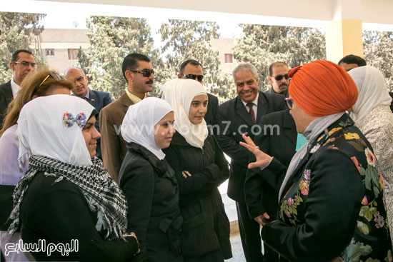 سمو الشيخة جواهر القاسمى مع عدد من اللاجئات خلال زيارتها لمدرسة 6 أكتوبر -اليوم السابع -5 -2015