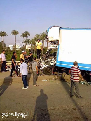 الأهالى والسائقون يحاولون إنقاذ من فى سيارة الموبيليا -اليوم السابع -5 -2015