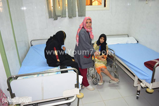 تسكين الفتيات المعاقات بالغرف بمستشفى سوهاج الجامعى -اليوم السابع -5 -2015