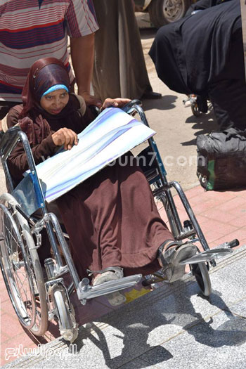 وصول إحدى الفتيات لمستشفى سوهاج الجامعى -اليوم السابع -5 -2015