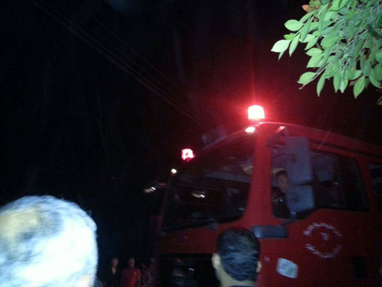 لحظة وصول سيارة الإطفاء للقرية للسيطرة على حريق أمين الشرطة -اليوم السابع -5 -2015