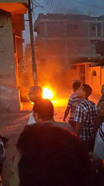 لحظة إشعال الأهالى النار فى منزل أمين الشرطة -اليوم السابع -5 -2015