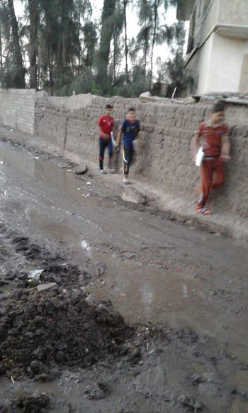 أهالى القرية لا يستطيعون السير بالشوارع من وجود الصرف الصحى  -اليوم السابع -5 -2015