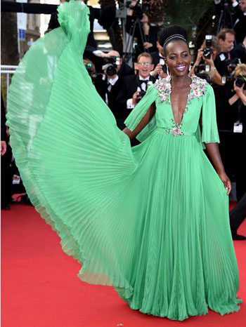 إطلالة ساخرة لنجمة الأوسكار  -اليوم السابع -5 -2015