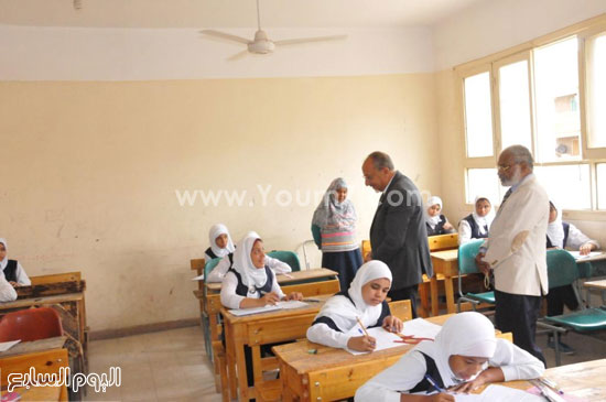 محافظ أسوان ومدير عام التربية والتعليم يتفقدان امتحانات الإعدادية -اليوم السابع -5 -2015