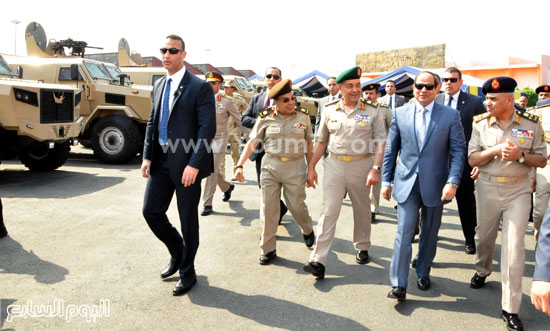  الرئيس السيسى يتفقد العربات المدرعة المنتجة داخل القوات المسلحة  -اليوم السابع -5 -2015