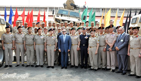  الرئيس السيسى مع كبار القادة ورجال إدارة المركبات  -اليوم السابع -5 -2015
