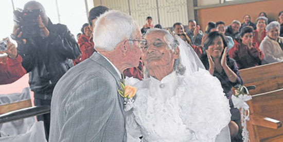 بعد 15 عاما من الخطوبة قرر هذا الزوج الزواج بعد أن تعدى عمرهم ال90 عاما  -اليوم السابع -5 -2015