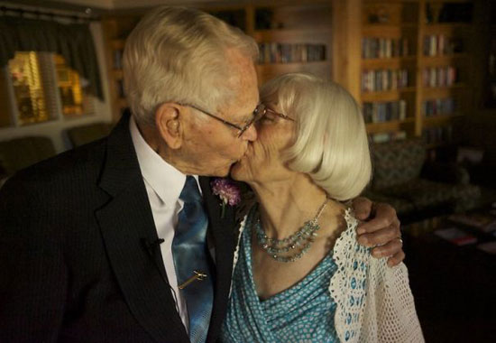 بعد 75 عاما من اول قبلة فضل الشخصين البقاء معا للابد فقرروا الزواج -اليوم السابع -5 -2015