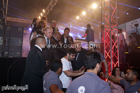 عمرو دياب أثناء خروجه من الحفل -اليوم السابع -5 -2015