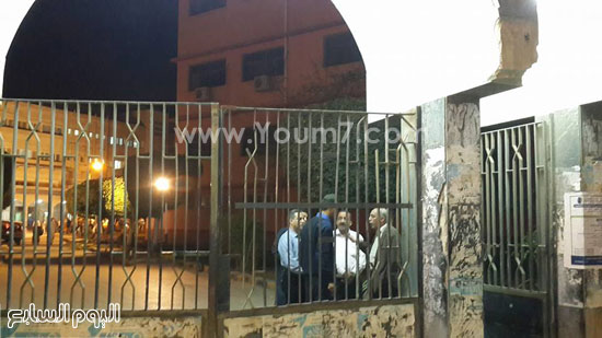 محافظ كفر الشيخ عند باب المستشفى عند مغادرته وحديثه لفرد الأمن -اليوم السابع -5 -2015