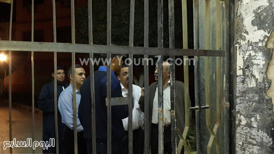 محافظ كفر الشيخ فى الشارع بدون حراسه عند مغادرته المستشفى -اليوم السابع -5 -2015