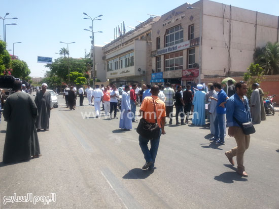 احتفالية ورقص سائقى الحنطور أمام محافظة الأقصر -اليوم السابع -5 -2015