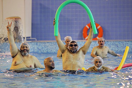 المصريون خلال ممارستهم السباحة فى المنتجع الطبى بروسيا  -اليوم السابع -5 -2015