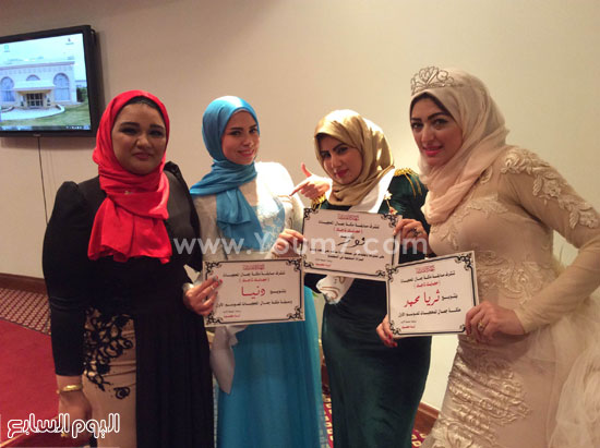 	ملكة جمال المحجبات ووصيفتاها مع منظمة المسابقة آية محمود -اليوم السابع -5 -2015