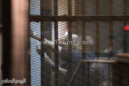 مرسى يقوم برفع يديه لأنصاره داخل المحكمة  -اليوم السابع -5 -2015