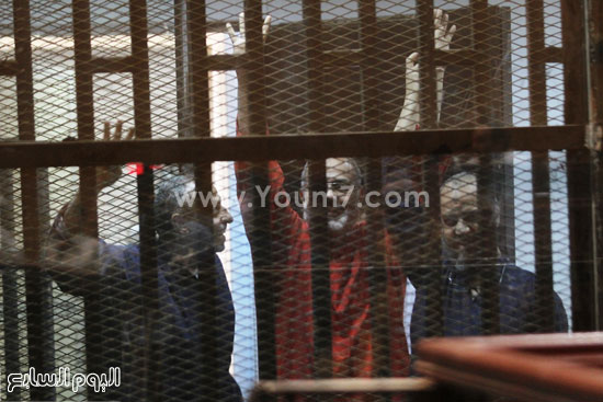 البلتاجى و باقى المتهمين من داخل قفص الاتهام  -اليوم السابع -5 -2015