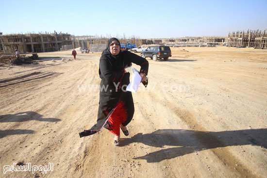 أحد أهالى منطقة منشية ناصر تحاول تسليم رئيس الوزراء مطلبها  -اليوم السابع -5 -2015