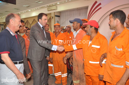 محافظ بنى سويف ورئيس المدينة مع العمال  -اليوم السابع -5 -2015