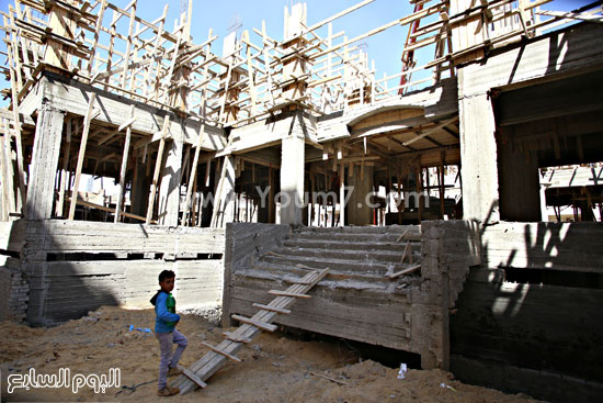 طفل لم يبلغ من العمر عشر سنوات ويعمل فى أعمال البناء -اليوم السابع -5 -2015