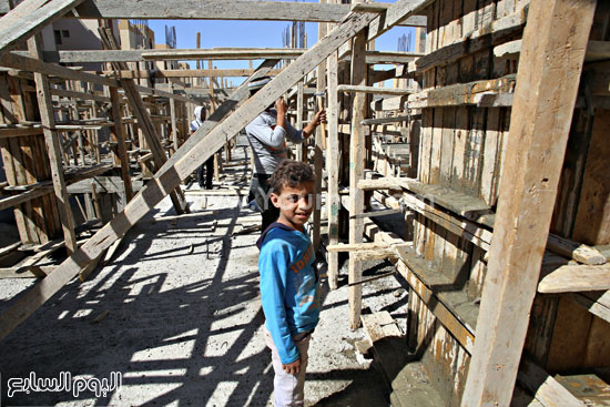 أحد الأطفال خلال أعمال البناء -اليوم السابع -5 -2015