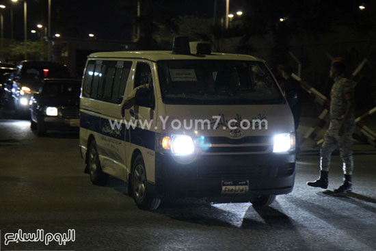 إحدى السيارات تدخل من البوابة الرئيسية لمطار ألماظة  -اليوم السابع -5 -2015