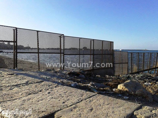 اقتطاع وتحديد شاطئ خاص لأحد الكافيهات بسور حديد -اليوم السابع -5 -2015