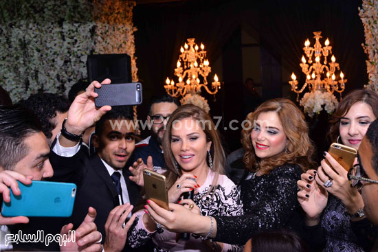 Selfie أصدقاء العروسين ونيكول سابا -اليوم السابع -5 -2015