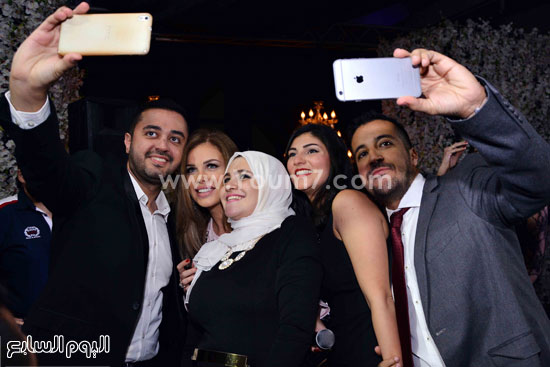 	Selfie حاتم فهمى وحرمه مع نيكول سابا والأصدقاء -اليوم السابع -5 -2015
