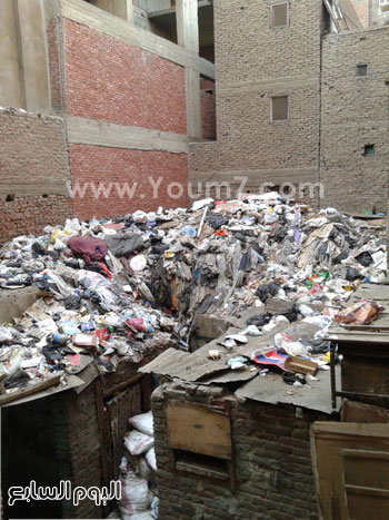 	أكوام من القمامة فوق الغرفة -اليوم السابع -5 -2015