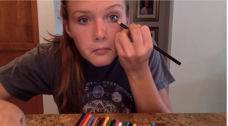الفتاة تستخدم القلم الرصاص ككحل للعين -اليوم السابع -5 -2015