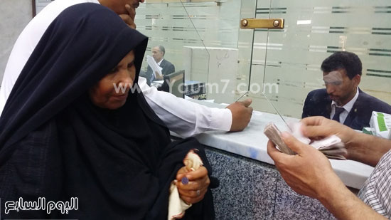 السيدة فتحية تخرج الختم بعد استلام المبلغ المالى -اليوم السابع -5 -2015