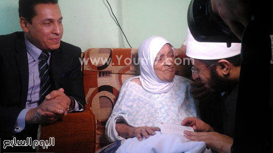المحافظ والدكتور أسامة الأزهرى يقدمان التأشيرة لزينب  -اليوم السابع -5 -2015