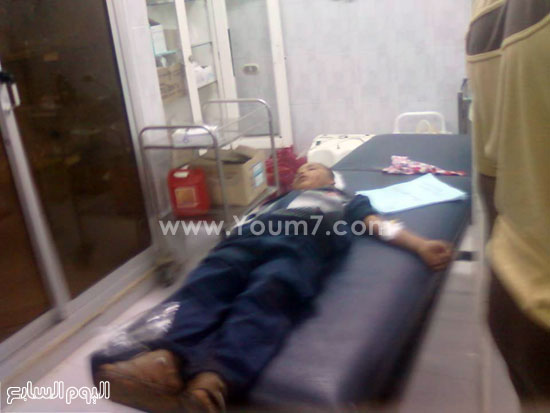 	أحد الأطفال المصابين فى الحادث فى استقبال مستشفى الخارجة العام  -اليوم السابع -5 -2015