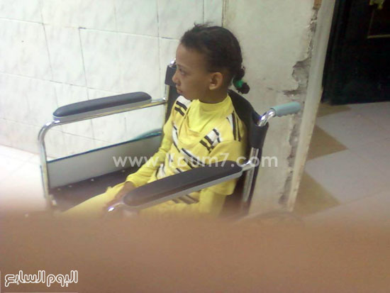 	 أحد المصابين من الأطفال يطمئن على شقيقه الأصغر بعد نجاتهما من الحادث  -اليوم السابع -5 -2015