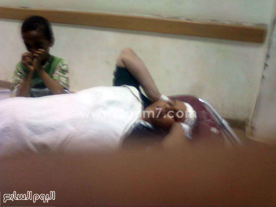  إحدى المصابات داخل مستشفى الخارجة العام  -اليوم السابع -5 -2015