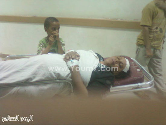  طفلة مصابة فى الحادث تراقب إجراءات إسعاف والدتها  -اليوم السابع -5 -2015