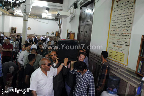 لحظة خروج الجثمان من المسجد -اليوم السابع -5 -2015