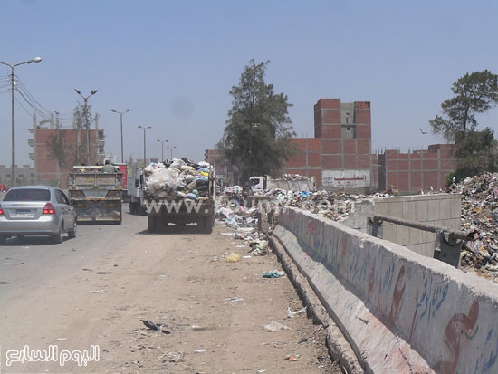 سيارات تنقل القمامة لمقلب القمامة بالطريق الدائرى بالمحلة -اليوم السابع -5 -2015