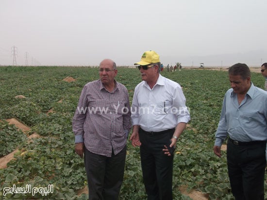 الوزير يتفقد احدى المزارع الخاصة لاحدى المزارعين -اليوم السابع -5 -2015