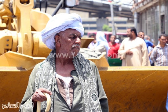 	أحد المواطنين خلال حملة الإزالة -اليوم السابع -5 -2015