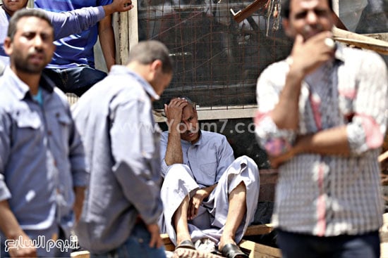	أحد المواطنين يحزن على أعمال حملة الإزالة -اليوم السابع -5 -2015