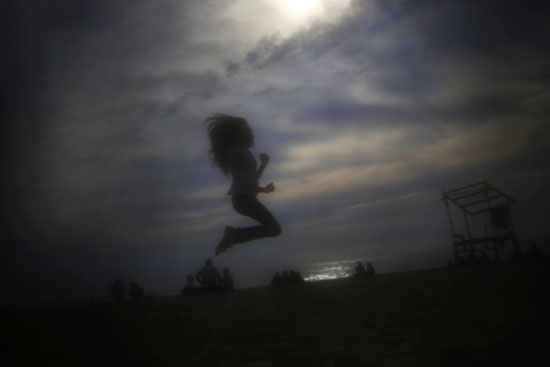 	فتاة تقفز على شاطئ الرملة ببيروت بعيون منتقبة  -اليوم السابع -5 -2015