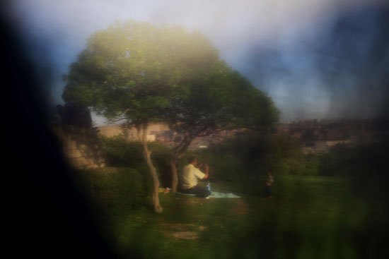 	رجل يلتقط صورة لابنته فى حديقة الأزهر بالقاهرة  -اليوم السابع -5 -2015