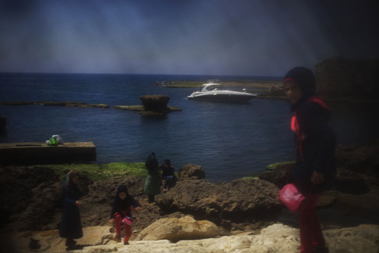 	أسرة لبنانية بمدينة جبيل الساحلية فى عيون منتقبة  -اليوم السابع -5 -2015