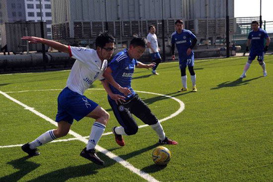 الطلاب الصينيون يمارسون كرة القدم فوق أسطح المدارس -اليوم السابع -5 -2015