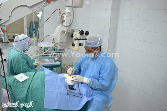  إحدى العمليات الجراحية بمستشفى الرمد ضمن أنشطة القافلة -اليوم السابع -5 -2015