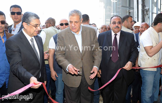 إبراهيم محلب ووزير الكهرباء أثناء قص شريط المحطة -اليوم السابع -5 -2015