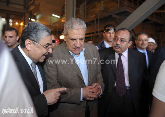 	حديث بين رئيس الوزراء ووزير الكهرباء بعد الافتتاح -اليوم السابع -5 -2015