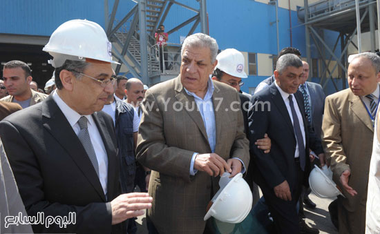 	إبراهيم محلب ووزير الكهرباء أثناء تفقد العمل بموقع المحطة -اليوم السابع -5 -2015